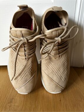 Lane Eight Women’s workout sneakers in knit stretch material